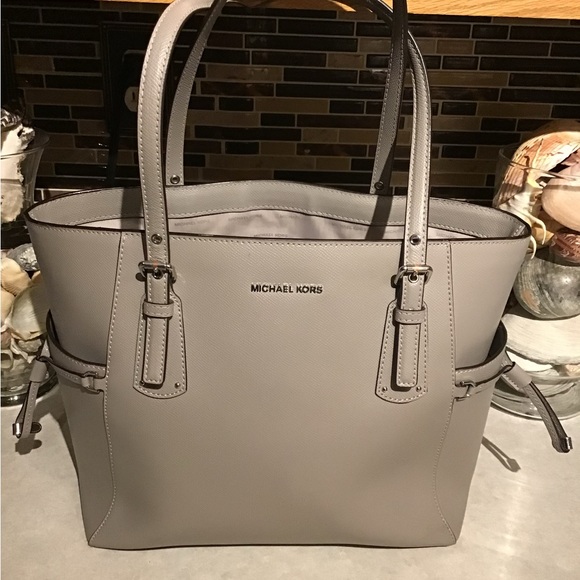 MICHAEL KORS VOYAGER EAST WEST TOTE PEARL GREY . - Picture 2 of 16
